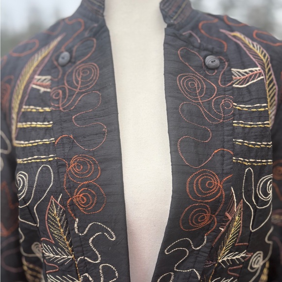 Hand-Embroidered Silk Jacket – Made in Nepal
Sz M - Picture 11 of 12